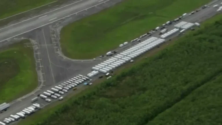 Vista aérea de un centro de detención, representando las múltiples demandas contra Alligator Alcatraz en Florida.