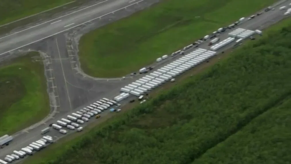 Vista aérea del centro de detención Alligator Alcatraz en los Everglades de Florida, con enfoque en su financiamiento.
