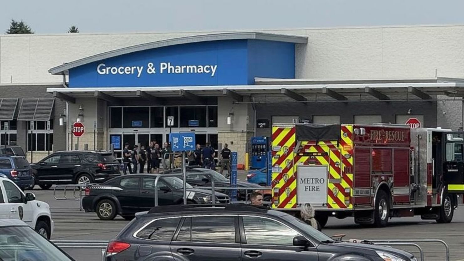 Exterior de una tienda Walmart en Traverse City, Michigan, con vehículos de la policía y servicios de emergencia en la escena del apuñalamiento.