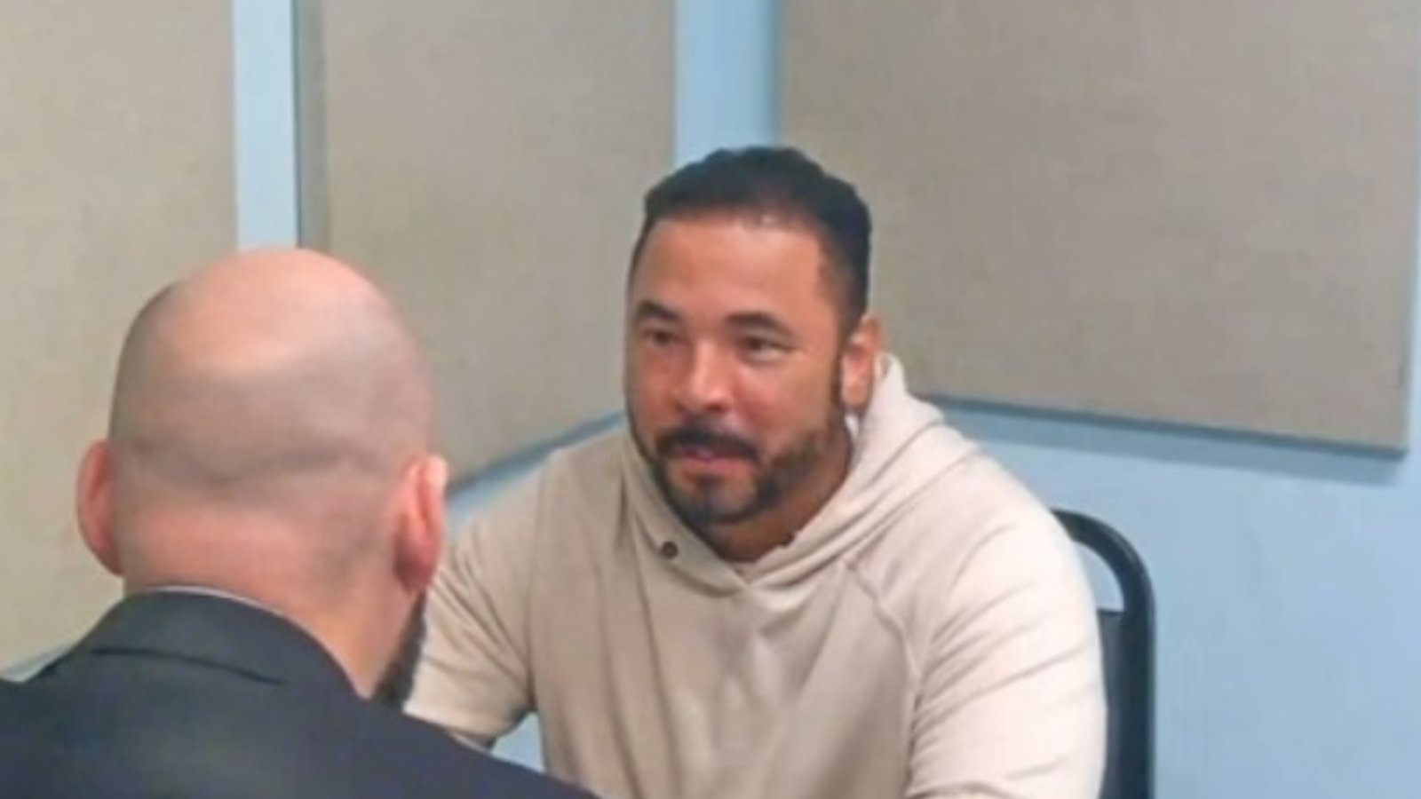 Montaje de tres imágenes que muestran a Damián Valdez durante su interrogatorio por el asesinato de El Taiger.
