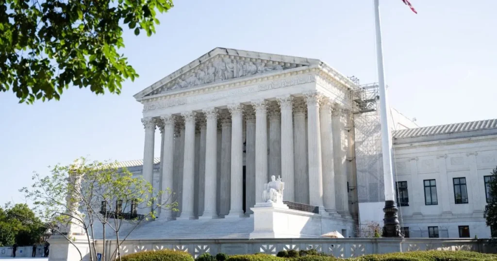 Fachada del edificio de la Corte Suprema de Estados Unidos, donde podría decidirse el futuro de la ciudadanía por nacimiento.