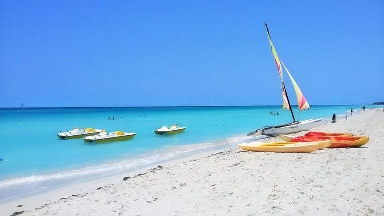 Una playa turística en Cuba con muy pocos visitantes, simbolizando la caída del 25% en el turismo durante 2025.