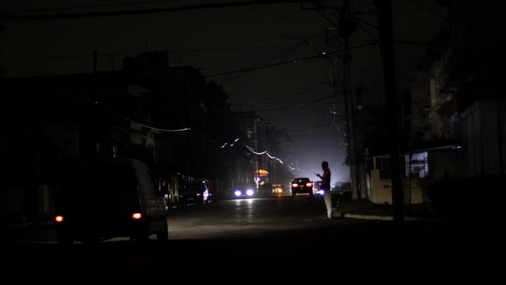 Poste de luz en una calle oscura de Cuba durante la noche, representando los constantes apagones en Cuba.