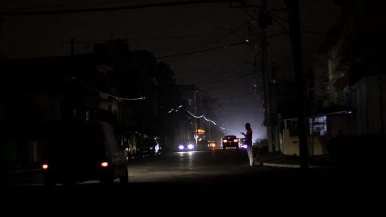 Poste de luz en una calle oscura de Cuba durante la noche, representando los constantes apagones en Cuba.