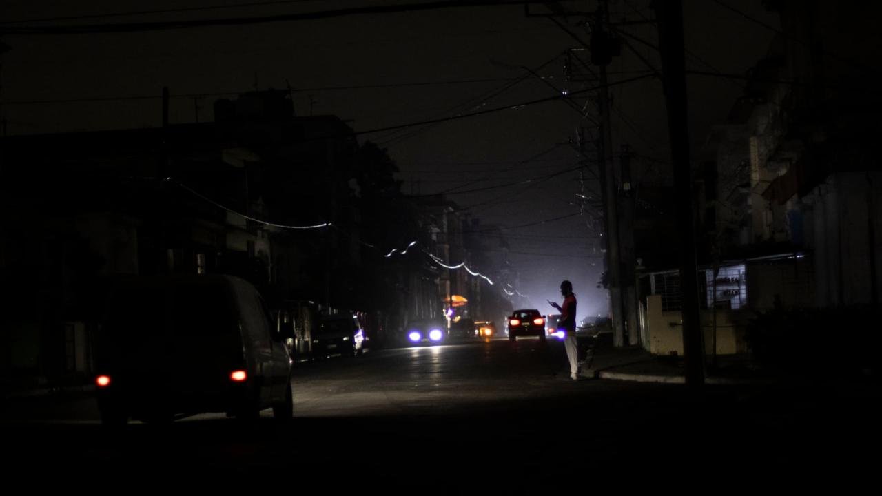 Poste de luz en una calle oscura de Cuba durante la noche, representando los constantes apagones en Cuba.