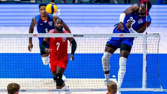 Jugador de voleibol masculino realizando un remate potente en un partido de la Liga deaciones, representando la clasificación de Cuba.