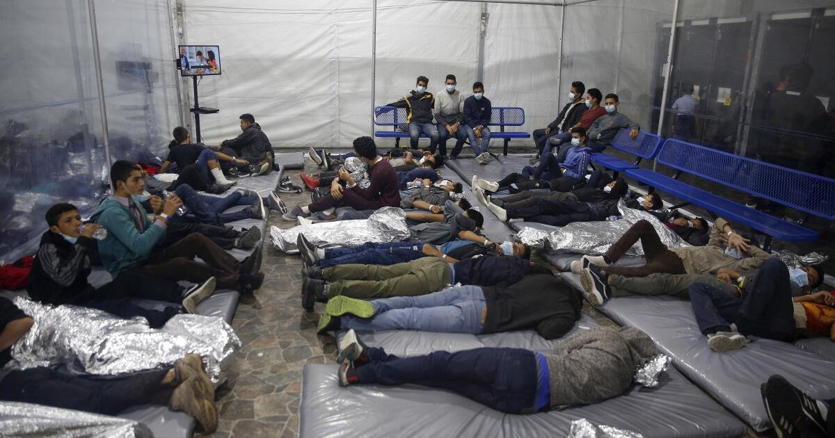 Interior de un centro de detención en Texas, ilustrando la crisis y la desesperanza de los migrantes ante la deportación.