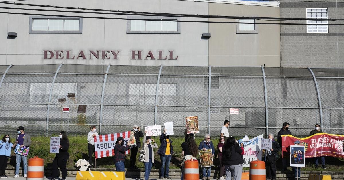 Una alambrada de un centro de detención, representando la situación del cubano detenido por ICE que perdió sus documentos vitales durante un traslado.