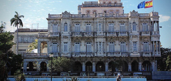 Fachada del Consulado de España en La Habana, ilustrando la solicitud de prórroga de la Ley de Memoria Democrática por parte de los cubanos.