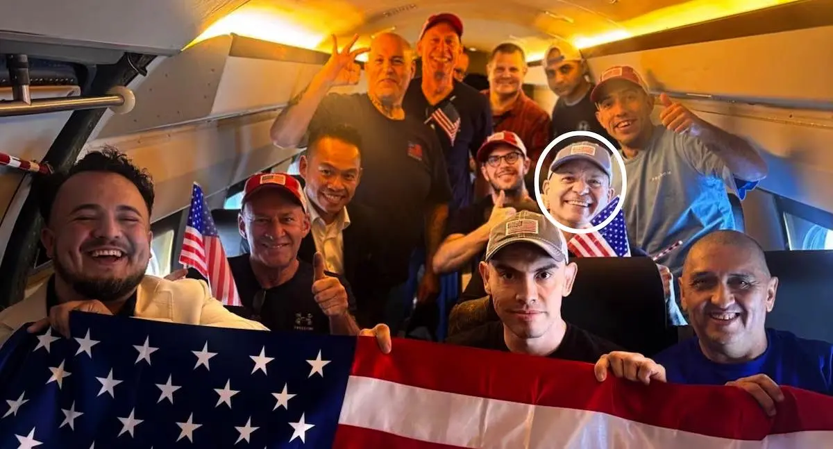 Grupo de estadounidenses liberados por Venezuela, incluyendo a Dahud Hanid Ortiz, posan con la bandera de EE.UU.