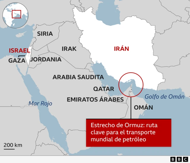 Una vista aérea del Estrecho de Ormuz, mostrando el paso estratégico que representa el arma secreta de Irán en un posible conflicto.