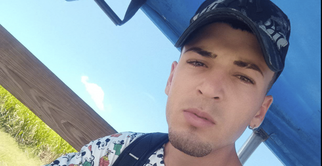 Joven cubano Leonar Michel López Mora, quien fue asesinado en Las Tunas, sonriendo en una foto.