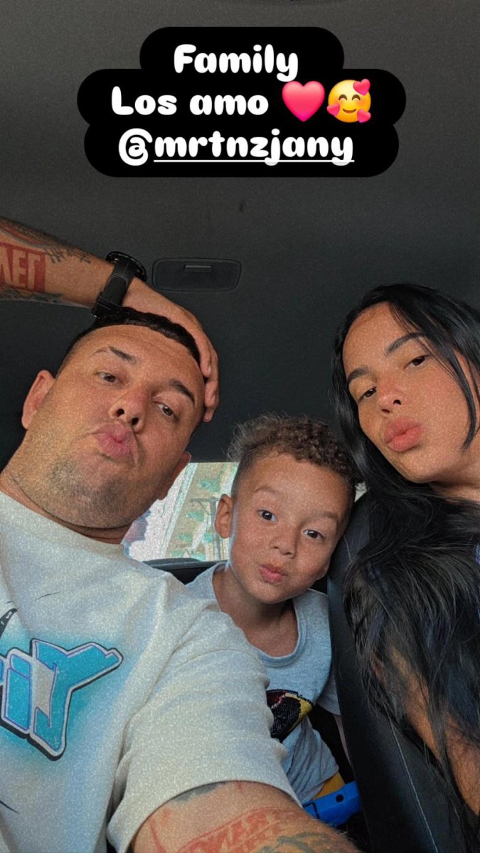 Mawell, su pareja Jany Martínez y su hijo posando felices en un coche.