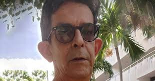 El humorista Ulises Toirac en una imagen de perfil, reflexionando sobre la crisis en Cuba.