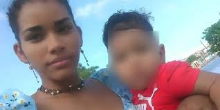 Imagen de Roberto Carlos de niño junto a una mujer, utilizada en noticias sobre su trágico asesinato.