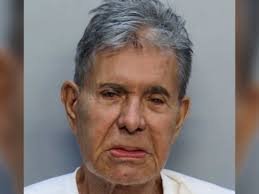 Juan Carlos Medina, anciano cubano acusado de cargos graves en Miami, en una foto policial.