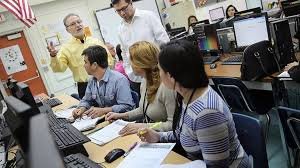 Un grupo de personas diversas en un aula, participando en una de las clases de ciudadanía en Miami.