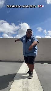 Joven mexicano bailando reparto cubano con ropa de trabajo en un video viral de TikTok.