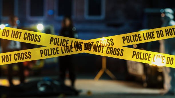 Cinta policial amarilla acordonando la escena de uno de los tiroteos del 4 de julio en Estados Unidos.