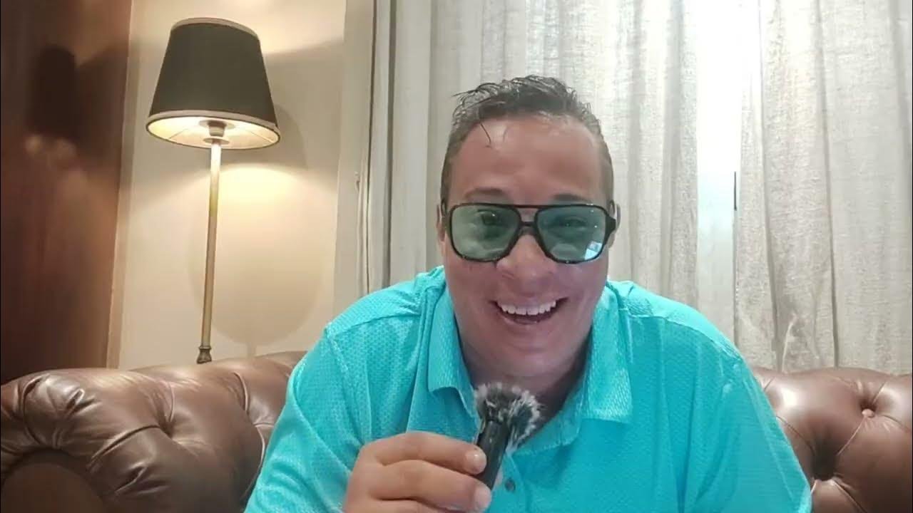 El youtuber cubano Vámonos con Juanka, víctima de un robo en La Habana, posando en una calle de la ciudad.