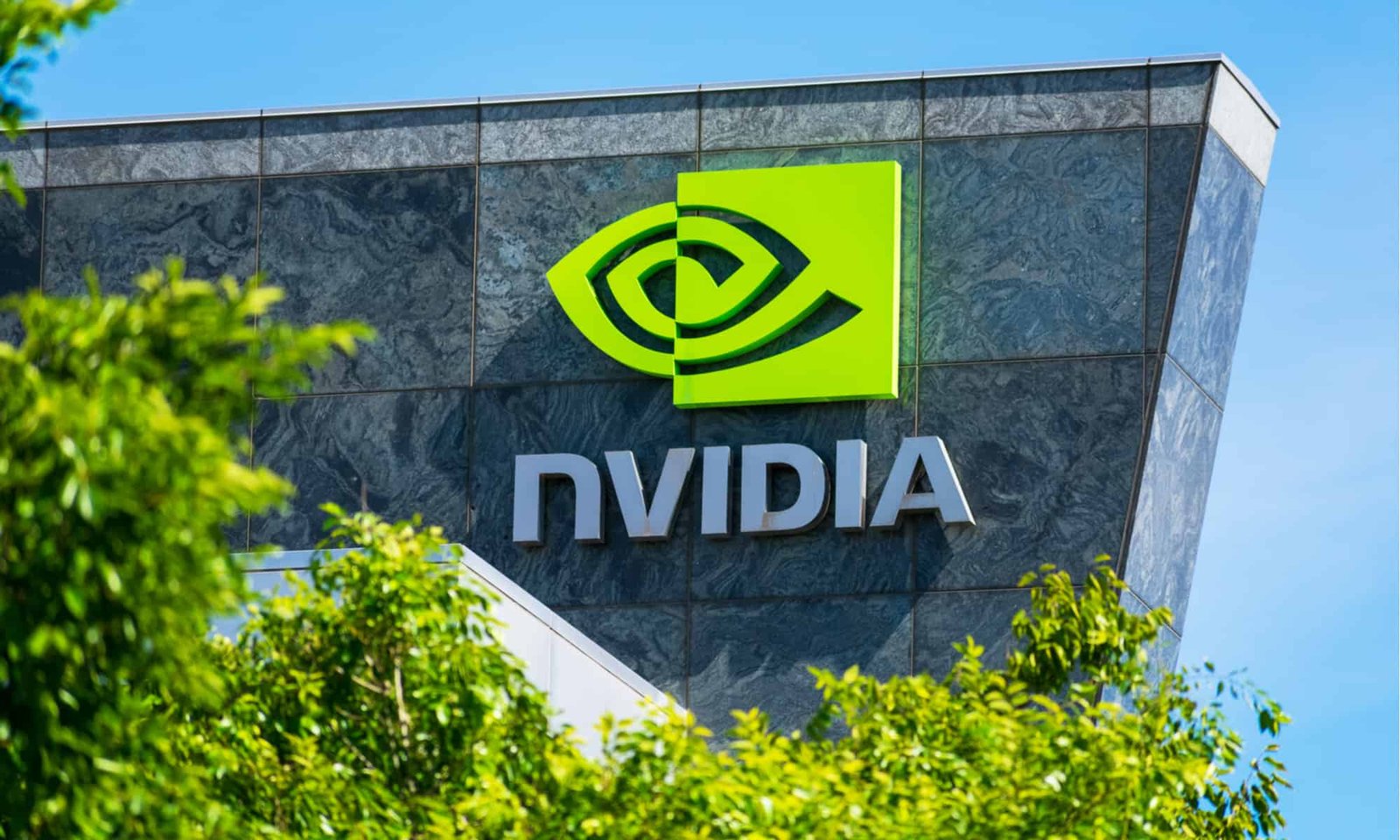 El logo de Nvidia en la fachada de una de sus oficinas,