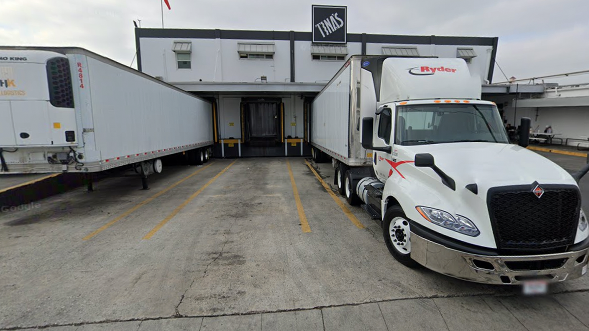 Fachada de la fábrica de Tina's Burritos en Vernon, California, donde ocurrió el accidente laboral mortal.