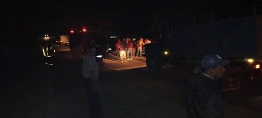 Imagen borrosa de un presunto incidente policial de noche, en relación con el policía asesinado en Palma Soriano, Cuba.