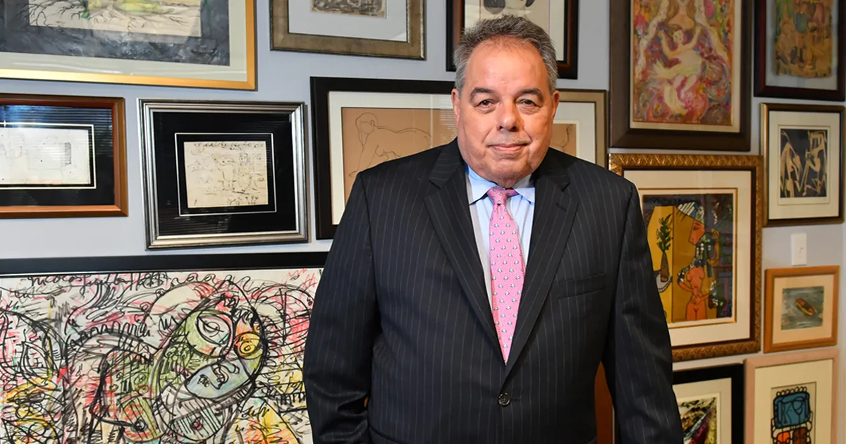 El abogado de inmigración Willy Allen en su oficina, analizando el impacto de la decisión Matter of Q. Li para los cubanos.