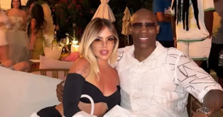 El boxeador Yordenis Ugás y su novia Olivia RS abrazados durante una cena romántica.