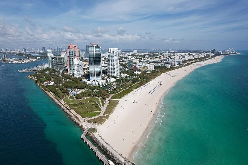 Vista de la costa en los Cayos de Florida, donde se realizó el inquietante hallazgo de una bolsa con dinero y un arma.