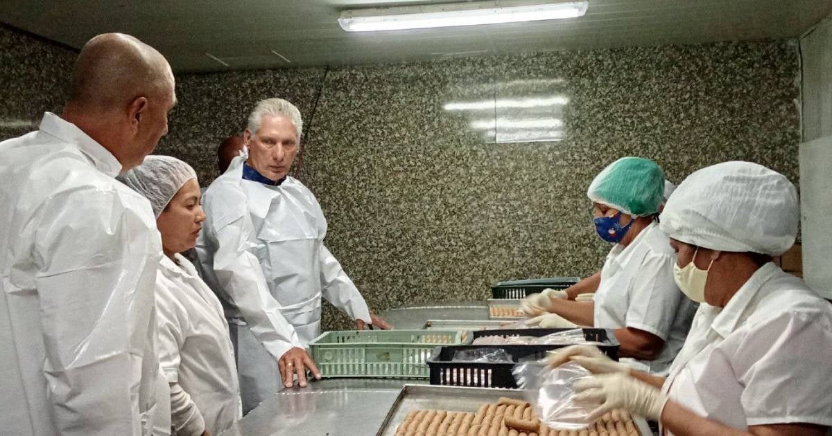 Representación simbólica de la desconexión entre la narrativa oficial y la realidad ciudadana en Cuba con estilo visual periodístico.