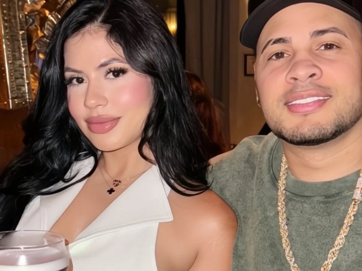 Fotografía conceptual y realista de La Dura y Jacob Forever, mirando con expresión seria, en un escenario que simboliza la presión de la vida pública y los rumores. Estilo cinematográfico, alta definición.