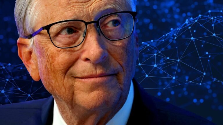 Bill Gates durante una conferencia, hablando sobre las profesiones del futuro y el impacto de la inteligencia artificial.