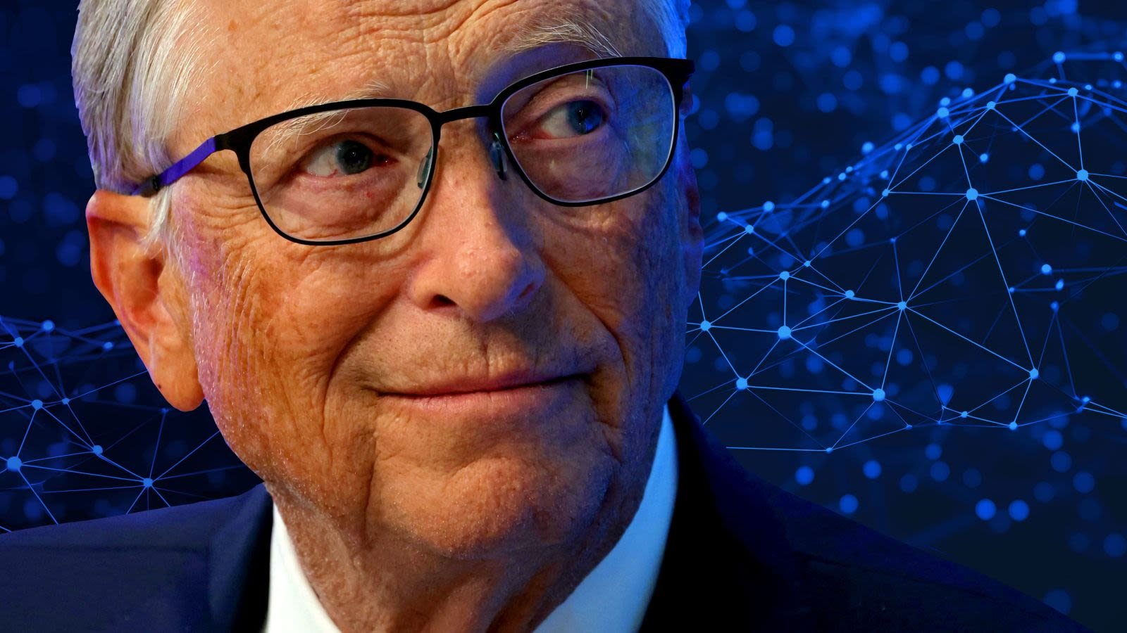 Bill Gates durante una conferencia, hablando sobre las profesiones del futuro y el impacto de la inteligencia artificial.