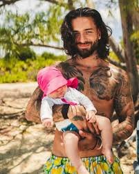 Maluma Revela el Rostro de su Hija