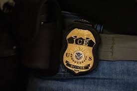 Agentes de ICE durante un arresto, en el contexto de la denuncia por la táctica de romper vidrios de los vehículos.