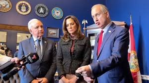 Montaje fotográfico con los congresistas cubanoamericanos María Elvira Salazar, Mario Díaz-Balart y Carlos Giménez, reaccionando con indignación a los viajes de la nieta de Raúl Castro, Vilma Rodríguez Castro.