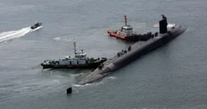 Montaje fotográfico de un submarino nuclear estadounidense y los rostros de Donald Trump y Dmitri Medvédev, representando la escalada de tensión entre EE.UU. y Rusia.