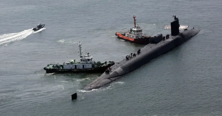 Montaje fotográfico de un submarino nuclear estadounidense y los rostros de Donald Trump y Dmitri Medvédev, representando la escalada de tensión entre EE.UU. y Rusia.