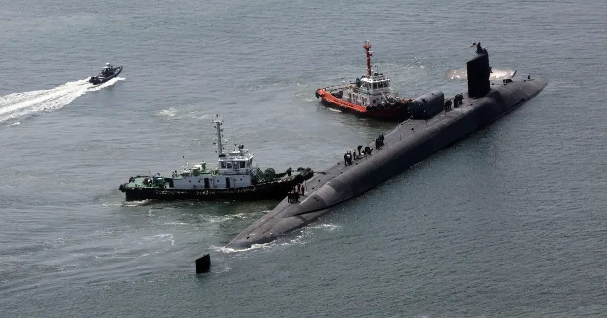 Montaje fotográfico de un submarino nuclear estadounidense y los rostros de Donald Trump y Dmitri Medvédev, representando la escalada de tensión entre EE.UU. y Rusia.