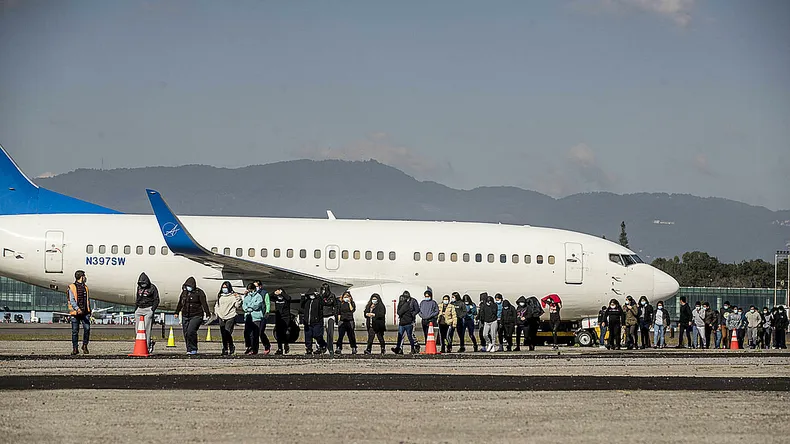 Imagen de un grupo de migrantes cubanos descendiendo de un avión en el aeropuerto de La Habana durante un vuelo de deportación desde Estados Unidos.