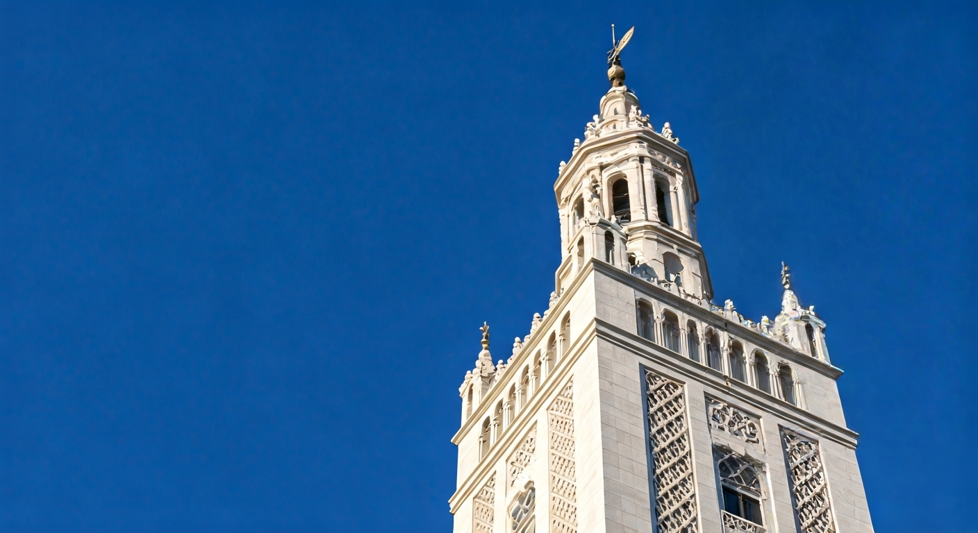 Fotografía de alta calidad de la Torre de la Libertad en Miami, con un enfoque en su arquitectura icónica inspirada en la Giralda de Sevilla, capturando el significado histórico y cultural de la noticia. Estilo documental y realista.