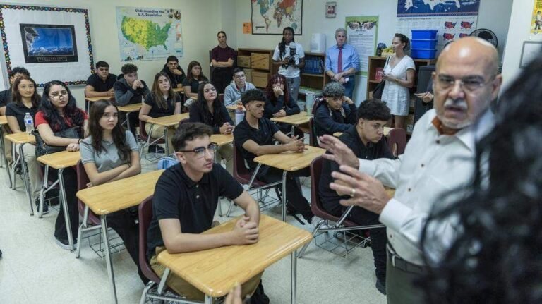 ¿Dónde están los estudiantes? Miles de niños desaparecen de las escuelas de Miami ESCUELA2