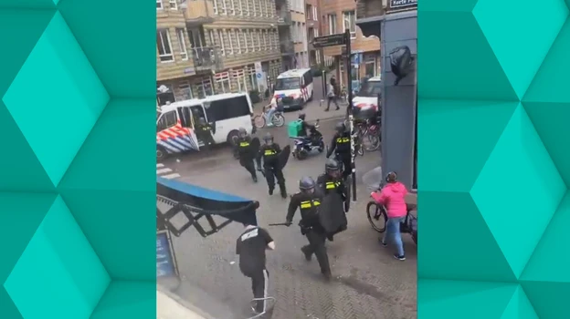 Gases lacrimógenos y cañones de agua: la Policía carga contra manifestantes antiinmigración en La Haya