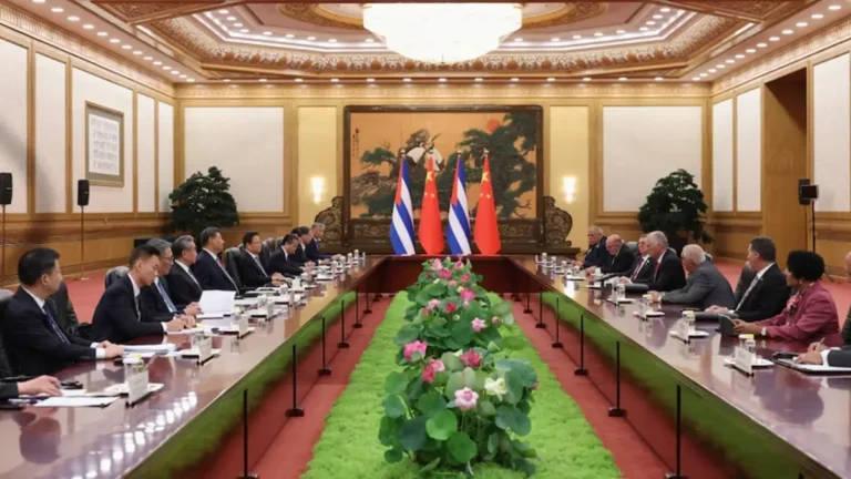 China aprovecha la debilidad de Cuba para aumentar su presencia militar cerca de EE.UU.