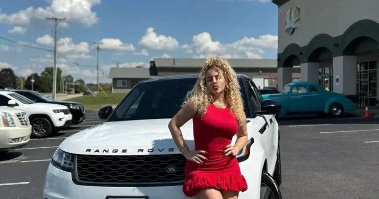 Logros de Flor de Cuba: Auto a hijos y Range Rover nuevo Fotografía conceptual y realista de Flor de Cuba sonriendo junto a un moderno Range Rover blanco, mientras en un segundo plano se vislumbra un Toyota Corolla siendo cargado para envío. Estilo cinematográfico, alta definición.
