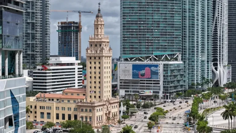 La Torre de la Libertad reabre sus puertas en Miami como faro cultural y símbolo del exilio cubano