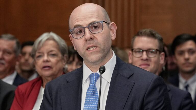 Fotografía conceptual y realista de Stephen Miran testificando ante el Comité Bancario del Senado, con un fondo que simboliza la intrincada relación entre el poder político y la autonomía económica. Iluminación dramática, alta definición.