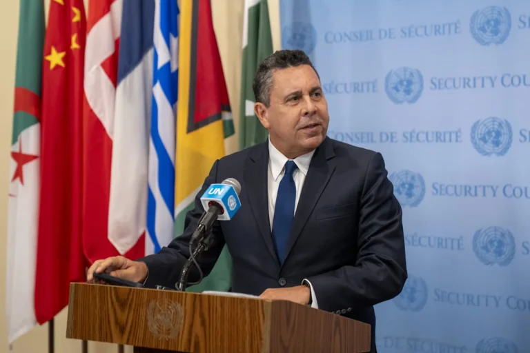 Venezuela acusa a EE.UU. de fabricar un conflicto falso y promete defenderse ante la ONU