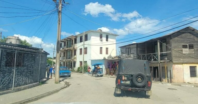 Colapso de Comunicaciones: Holguín Recurre a Motorinas con Altavoces para Alertar sobre Melissa